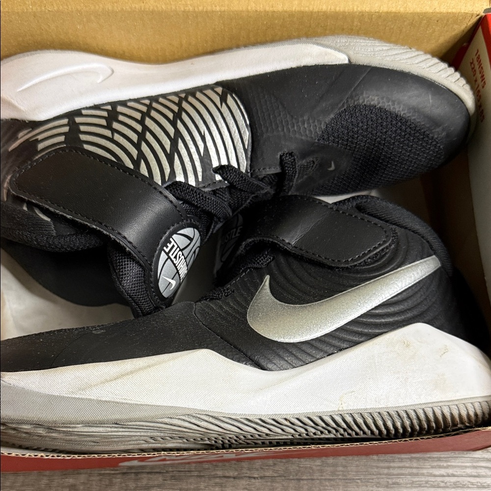 Boys Nike Team Hustle Black and Silver Basketball Shoes Size 13C